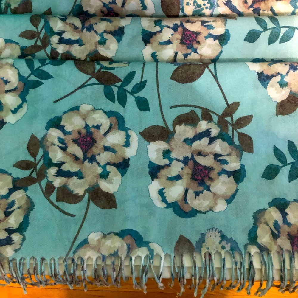Love & lore floral scarf nwot